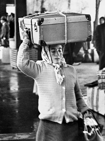 Gastarbeiterin mit Koffer auf dem Bahnsteig Köln-Deutz,1964 - Foto Wolfgang Haut